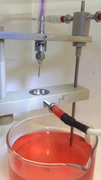 The special enginnering  allows the cells to pass through an electric field which generates 3-dimensional spheres with great precision and without damaging the cells