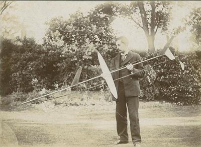 Lanchester investigating the stability of flight