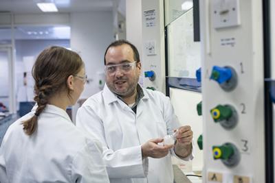 Dr Ramon Rios teaching in his lab