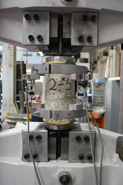 Tension test on SCL tunnel sample with waterproofing membrane