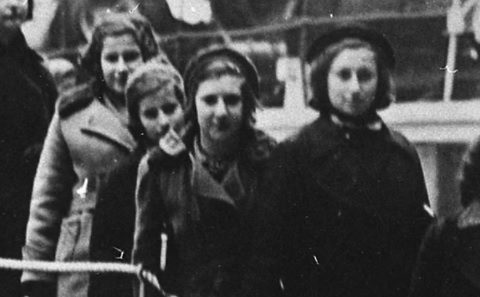 Black & white photo of children