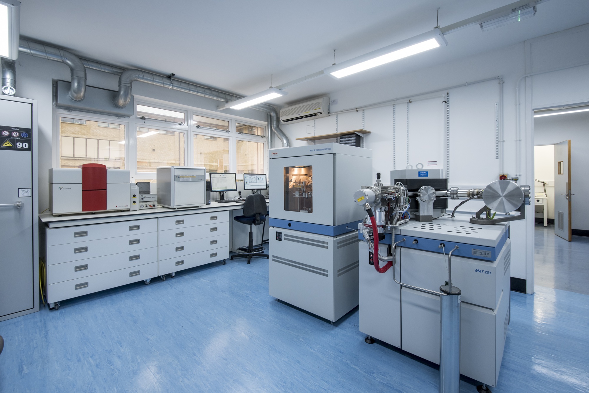 Thermo Scientific DI-IRMS MAT 253 with Kiel IV Carbonate Device