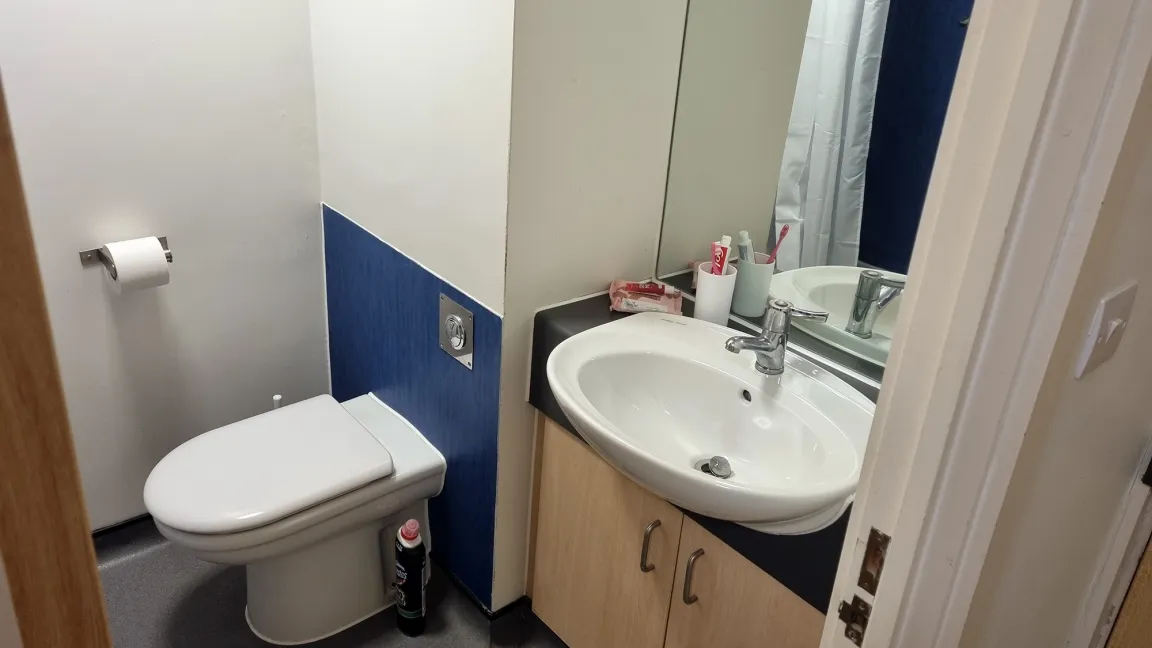 Standard en-suite bathroom