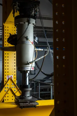 Hydraulic testing machine used for railway engineering experiments in the laboratory.