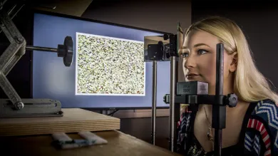 A psychology student takes part in a stereoscopic experiment