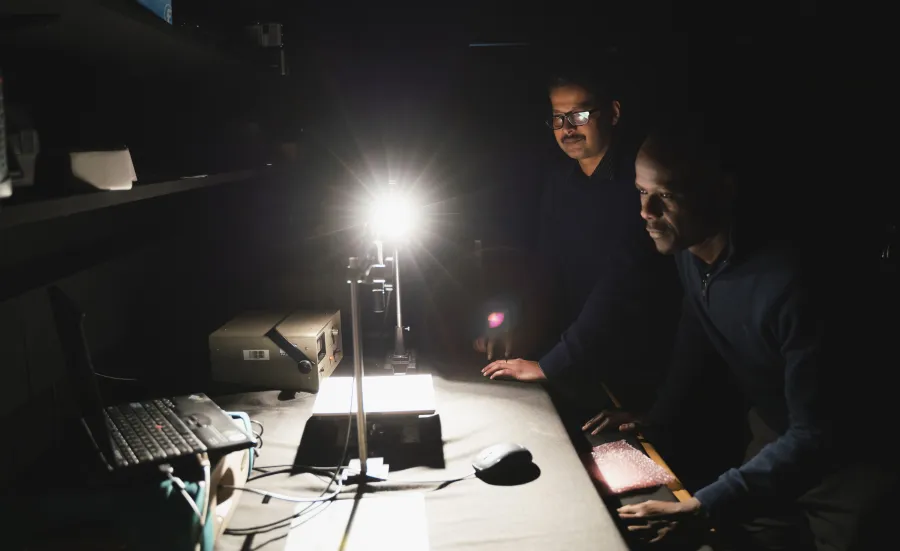 Analysing a sample in the Fieldspectroscopy Laboratory