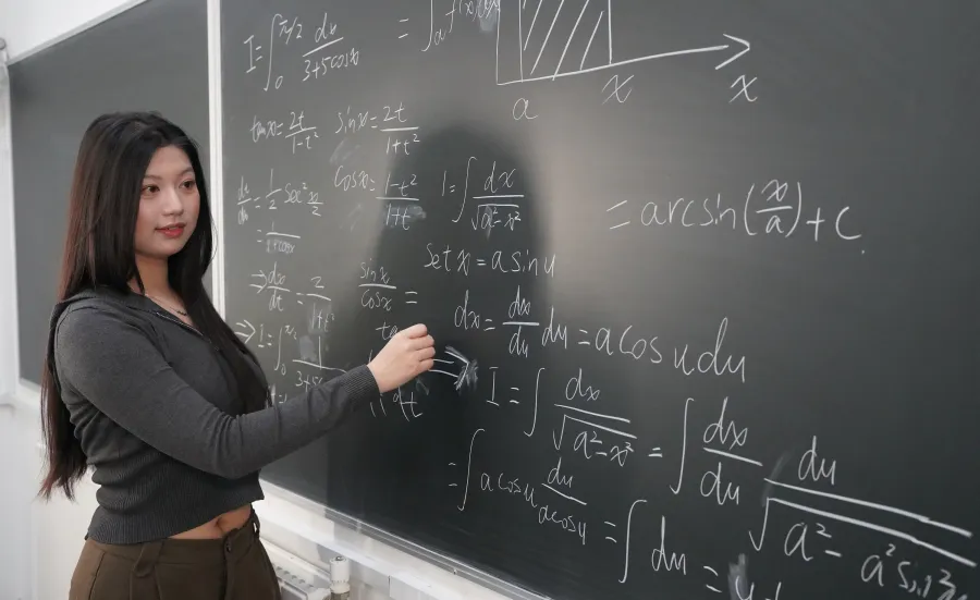 Sichen Heng, BSc Mathematical Sciences writing om blackboard