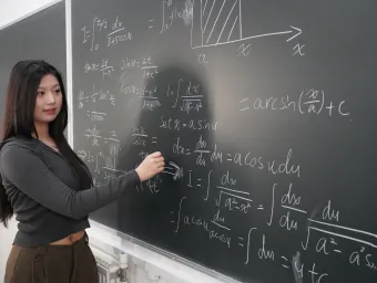 Sichen Heng, BSc Mathematical Sciences writing om blackboard