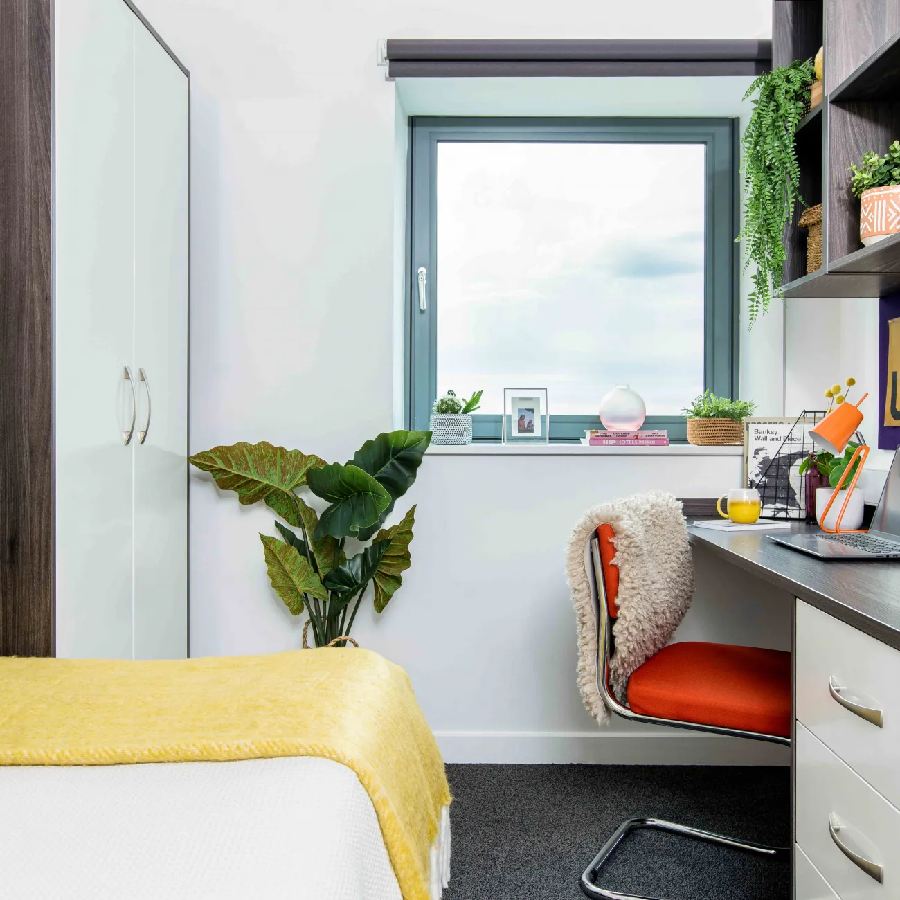 Southampton Orion Point Classic Ensuite desk in bedroom