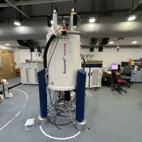 Laboratory with a Bruker Neo 400MHz device in the centre of the room